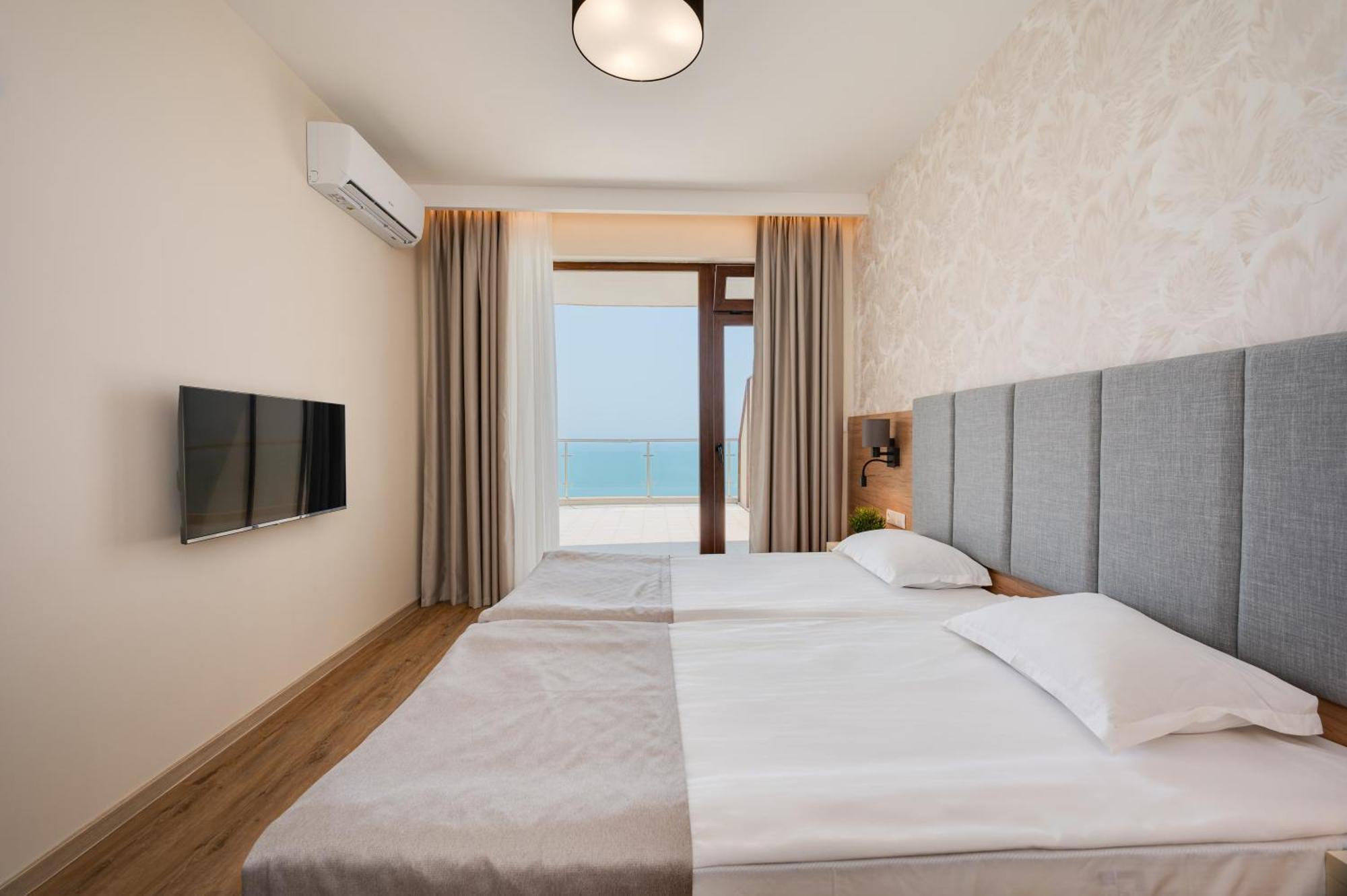 Deluxe One-Bedroom Apartment Balcony Sea View Access to Aquapark Action Park