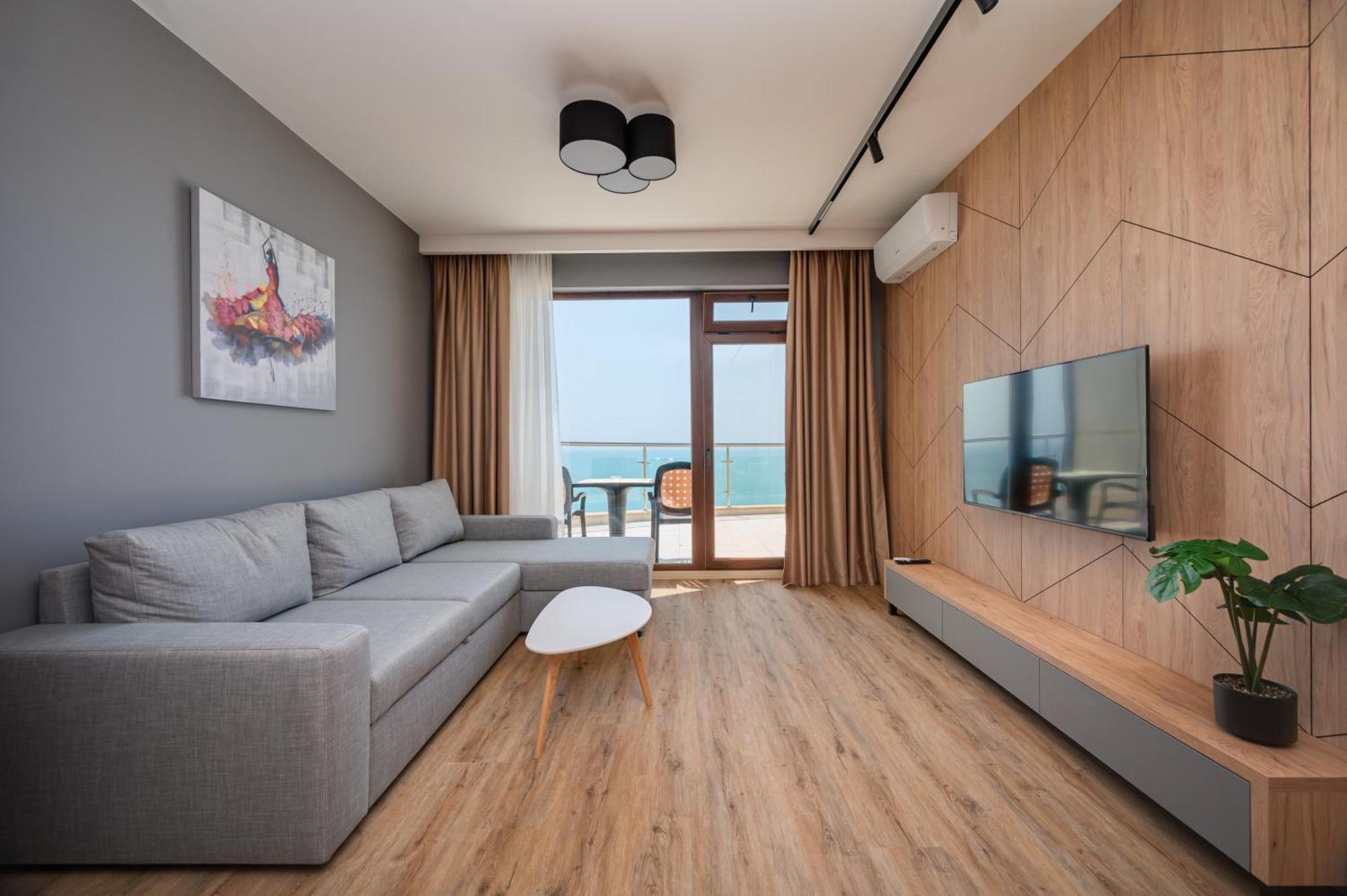 Deluxe One-Bedroom Apartment Balcony Sea View Access to Aquapark Action Park