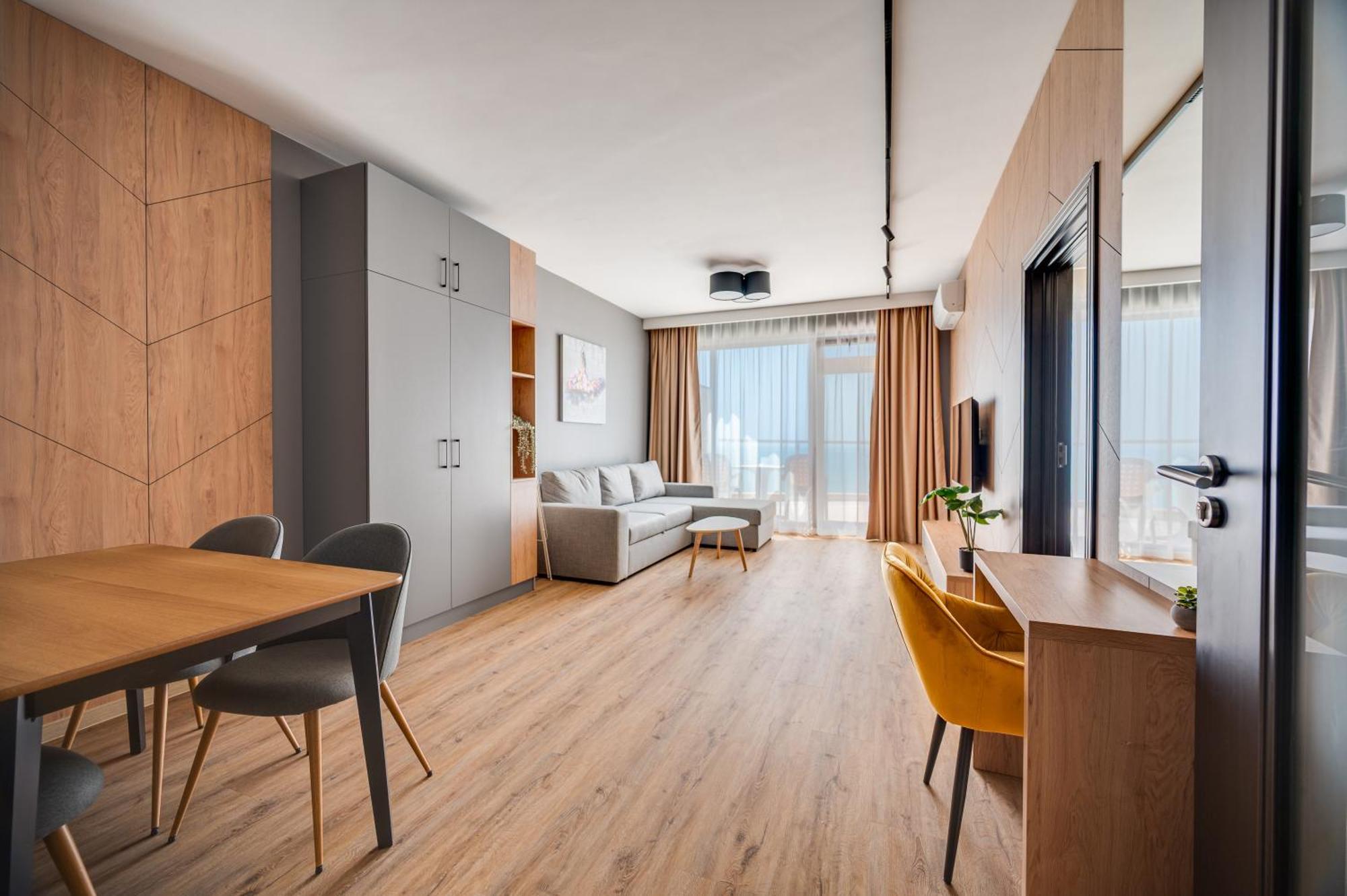 Deluxe One-Bedroom Apartment with Balcony and Sea View - Free Access to Aquapark and Action Park,1683808166:JPEG